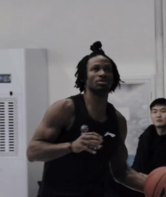 我们把略伦特放在前面，他创造了机会，有两三个非常好。